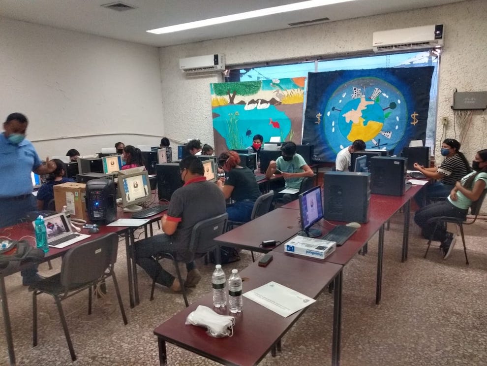 Equipa Gobierno del Estado aula para jóvenes yaquis universitarios