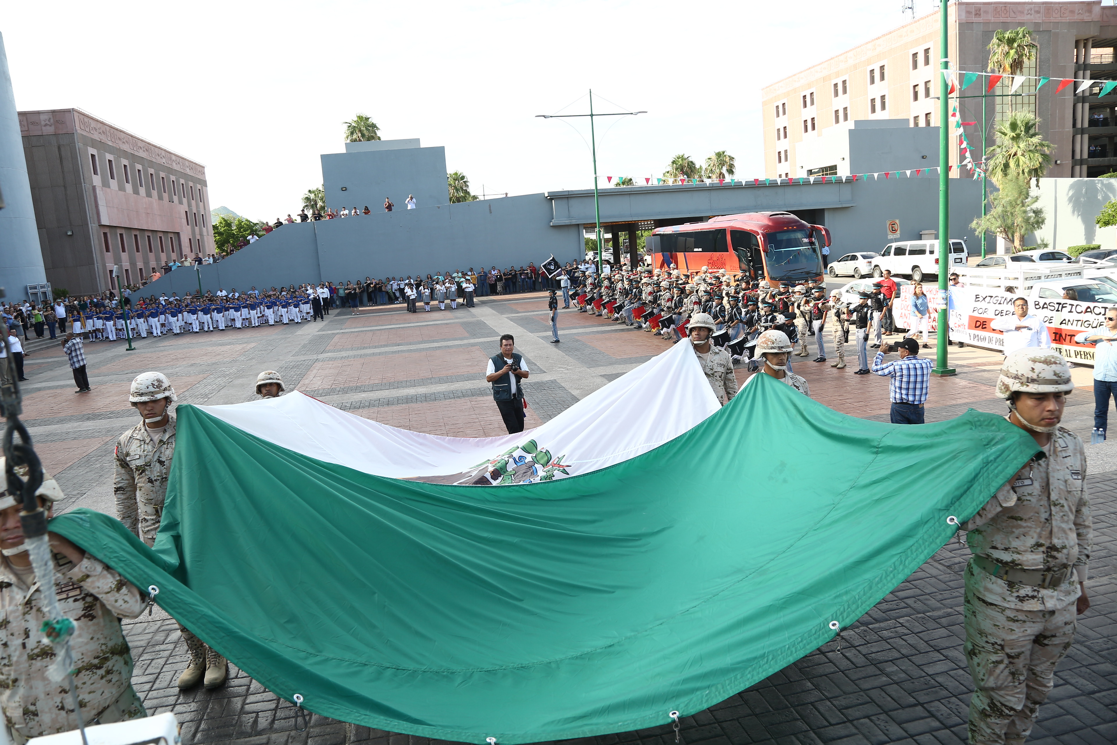 Llaman a desarrollar valores como el amor y respeto por la patria